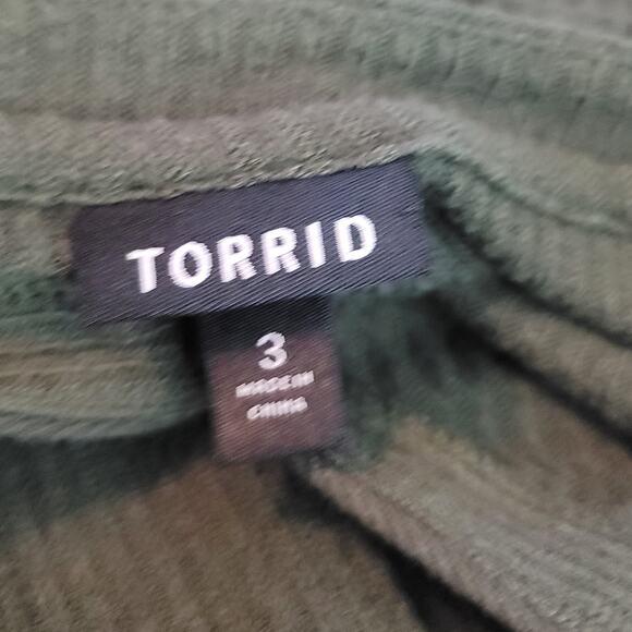 Torrid Lightweight  Green V-Neck Buttons Lace up Sleeves Winter Top 3 - 3X - Picture 5 of 7